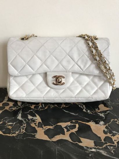 null CHANEL Sac Timeless en cuir d’agneau matelassé blanc, anses chaînes dorées entrelacées...