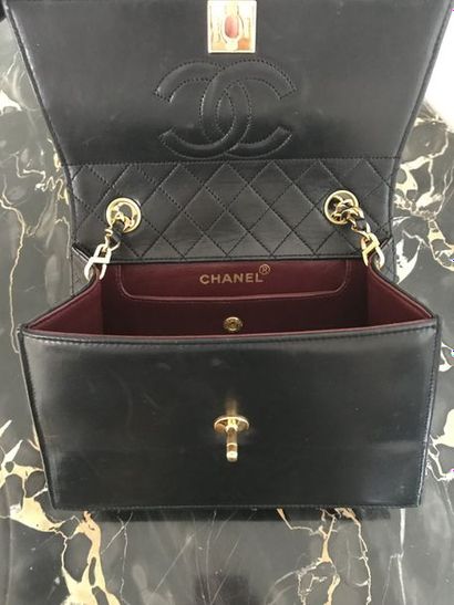 null CHANEL, Collection Prêt à Porter, circa 1989-1991 Sac en cuir noir matelassé...