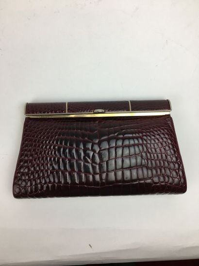 null CESARA PICCINI Petite pochette en crocodile bordeau et bijouterie en métal dorée....