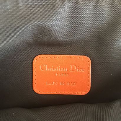 null CHRISTIAN DIOR Pochette en cuir orange matelassé 10 x 8 cm Dust bag (état d'usage,...