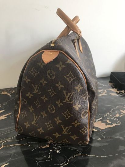 null LOUIS VUITTON Sac modèle "Speedy", en toile monogramm et cuir naturel, fermeture...