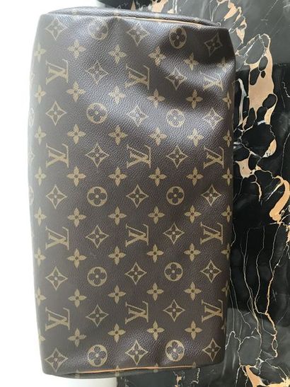 null LOUIS VUITTON Sac modèle "Speedy", en toile monogramm et cuir naturel, fermeture...