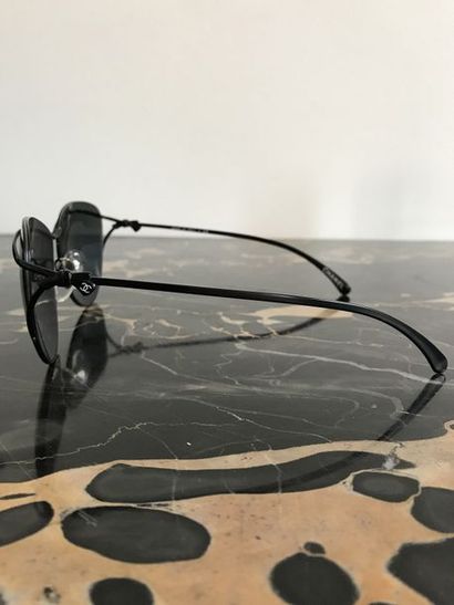 null CHANEL lot de deux paires de lunettes de soleil avec leurs etuis