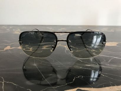 null CHANEL lot de deux paires de lunettes de soleil avec leurs etuis