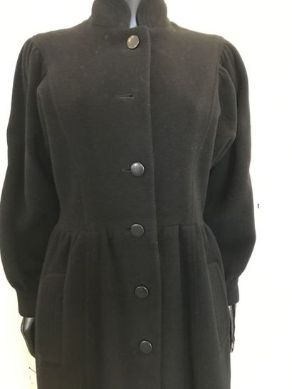 null BALENCIAGA Manteau long en laine noir, ceintré à la taille T.38 (Bon état, bouton...