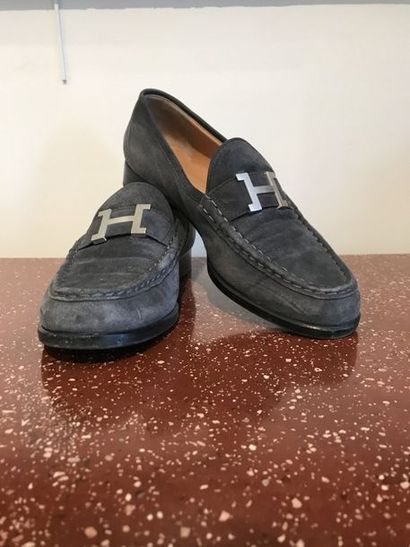 null HERMES PARIS Paire de mocassins en daim gris, orné d'un H en métal argenté T.39...