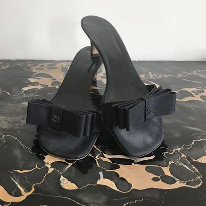 null CHANEL Paire de chaussures ouverte, surmontée d'un nœud noir avec en son centre...