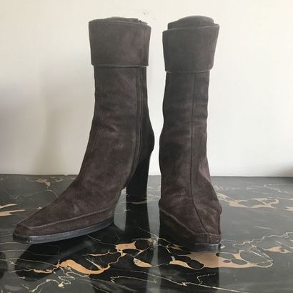 null CHANEL Paire de bottines en daim marron, bout rectangulaire, talon de 8cm T....