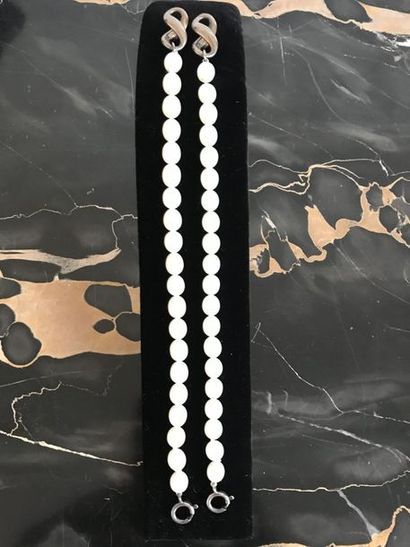 null TIFFANY&CO Deux bracelets en perles de culture et argent. Poids brut: 22,8 g...