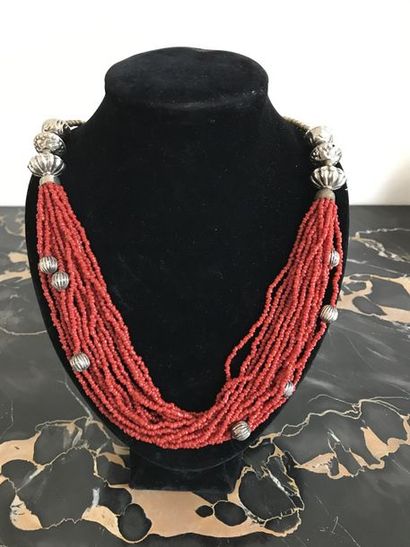 null ANONYME Collier multirangs en perles de corail rouge, ornementé de perles en...