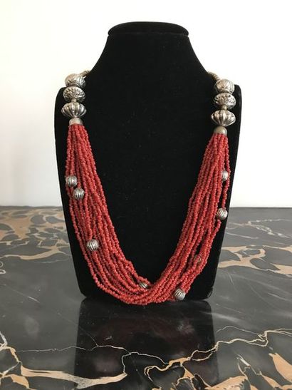 null ANONYME Collier multirangs en perles de corail rouge, ornementé de perles en...