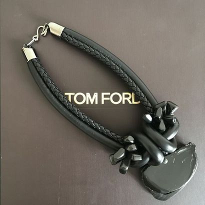 null TOM FORD Important collier en cuir, ebene et pierre naturelle noir long. 20...