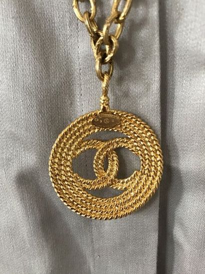 null CHANEL Collection prêt-à-porter Printemps/Ete 1992 Sautoir chaîne en métal doré...