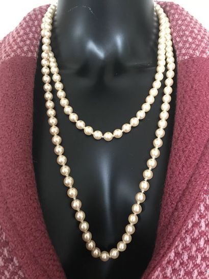 null LOT comprenant: Deux sautoir en perle:un constitué de perles blanches et l'autres...