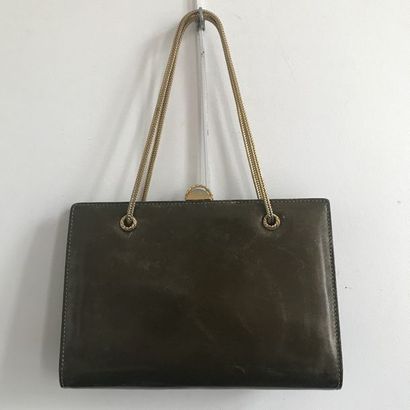 null ANONYME Petite pochette en cuir box, deux anses en métal doré, intérieur en...