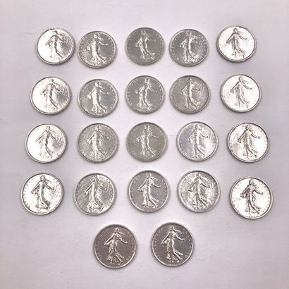 null ENSEMBLE DE PIECES EN ARGENT comprenant : 

- 22 pièces de 5 Francs datant de...