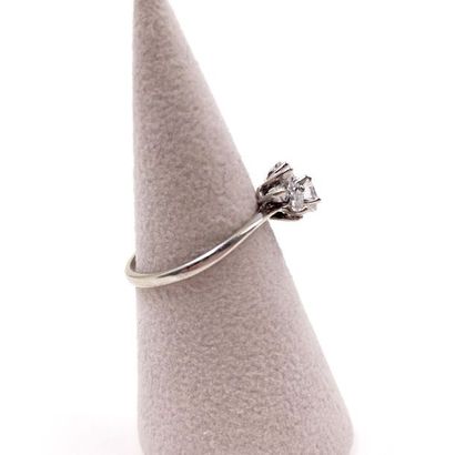 null BAGUE 

en or gris 750 millièmes, le chaton paré de cinq diamants taille brillant...