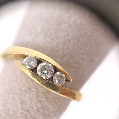 null BAGUE 

en or jaune 750 millièmes présentant trois diamants de taille brillant...