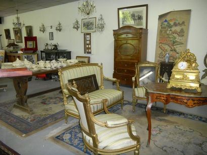 null Commode, bureau, fauteuil, lustre, piano Pleyel, miroir, cuivre, argenterie,...