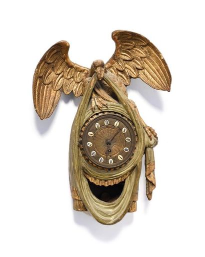 null « L’Aigle Impériale. » Horloge en bois laqué et doré, à décors d’une aigle aux...