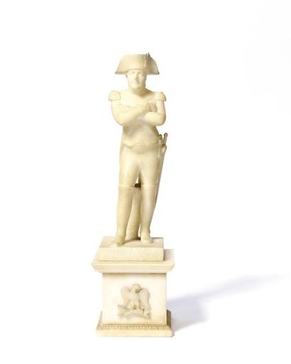 null L’Empereur Napoléon Ier en pied. Statuette en pierre blanche reconstituée. Présentée...