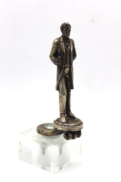 null Abraham Lincoln



Mascotte en bronze argent, datée 1927. Frappée "L.T Barrick...