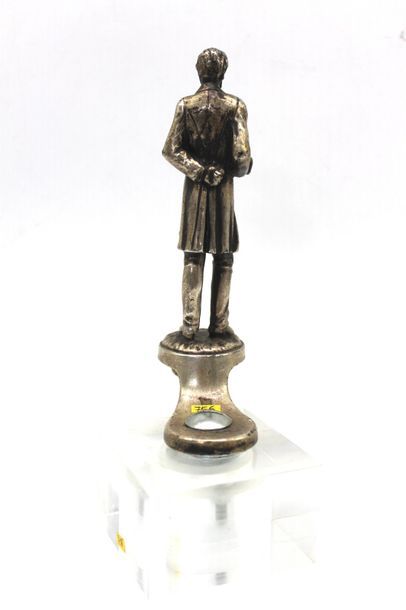 null Abraham Lincoln



Mascotte en bronze argent, datée 1927. Frappée "L.T Barrick...