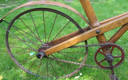 null Bicyclette pour enfant, cadre, guidon et garde boue en bois, selle en cuir marquée...