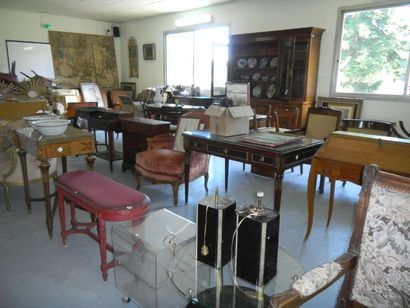 null Photo d'ensemble : Commode, bureau, fauteuil, lustre, piano Pleyel, miroir,...