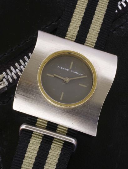 PIERRE CARDIN VERS 1970 Originale montre-bracelet asymétrique en acier, cadran noir,...