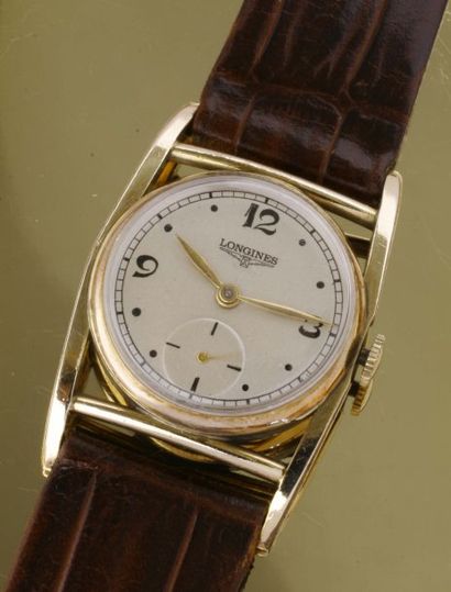 LONGINES VERS 1940 Originale montre-bracelet en plaqué or 10k,de forme tonneau,cadran...
