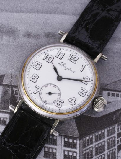 LONGINES VERS 1915 Rare montre-bracelet en acier, cadran émail blanc chiffres arabes,...