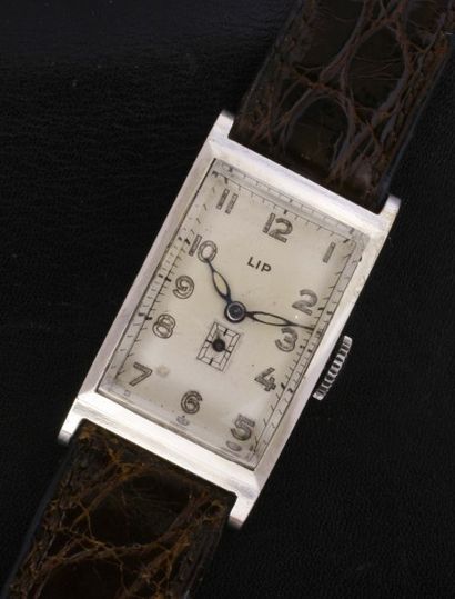 LIP T18 VERS 1930 Montre-bracelet rectangulaire en acier chromé,cadran argent mat,chiffres...
