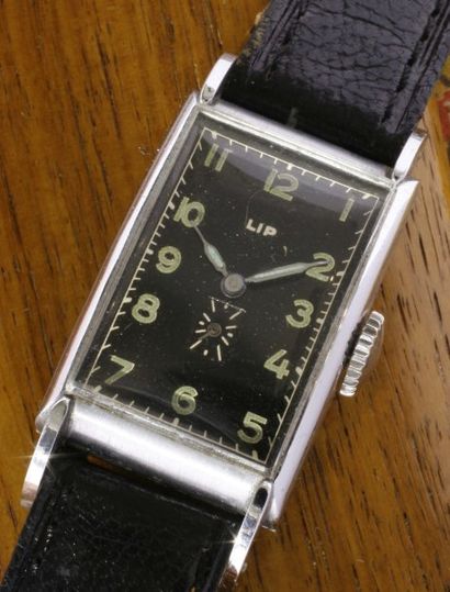 LIP T18 VERS 1930 Montre-bracelet rectangulaire en acier chromé,cadran laqué noir,chiffres...