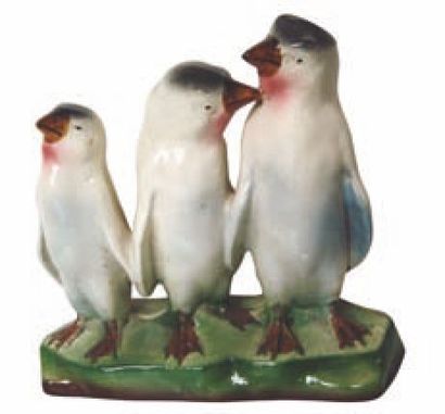 SARREGUEMINES Sujet en faïence présentant trois pingouins stylisés sur une terrasse,...