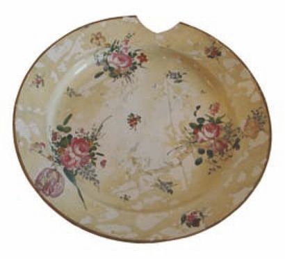 LUNEVILLE Grand plat circulaire en porcelaine blanche sur haut talon, décor polychrome...