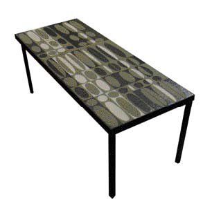 Roger CAPRON Table basse rectangulaire, carreaux de grès cérame à décor émaillé de...