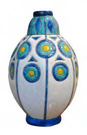 LONGWY Vase ovoïde octogonal en faïence sur talon, décor Art Déco de frises de fleurs...