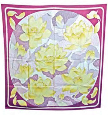 HERMES Carré de soie imprimée multicolore ''Fleurs de Lotus'', fond mauve, bord violine,...