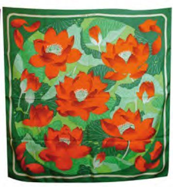 HERMES Carré de soie imprimée multicolore ''Fleurs de Lotus'', fond vert, BEG