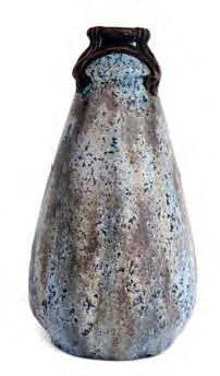 SEVRES Vase piriforme en grès à décor d'épaisses coulures bleues jaspées de gris...