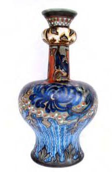 GOUDA "SANA" Vase balustre en faïence, col évasé à ressaut, riche décor végétal Art...