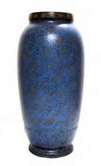 REVERNAY Vase balustre en grès sur talon, décor de cristalisations sur fond bleu...