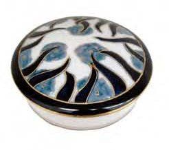 Camille THARAUD (circa 1928) Bonbonnière circulaire en porcelaine, le couvercle présente...