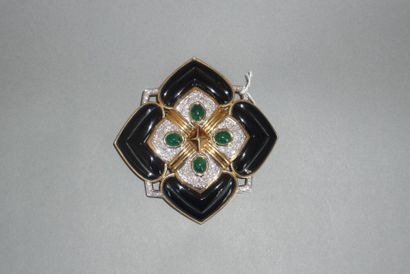 null Broche pendentif en or jaune et onyx, elle ornée d'émeuraude cabochon et d'un...