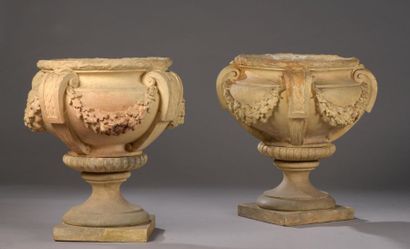 null Paire d'importants vases d'ornement en terre cuite ocre, le corps à quatre guirlandes...