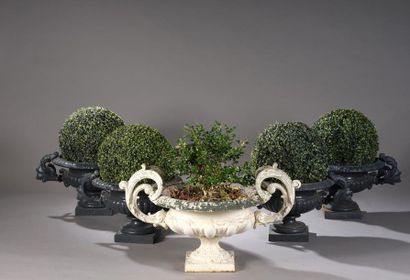 null Suite de quatre vases de jardin à anses en fonte de fer relaquée gris, la bordure...