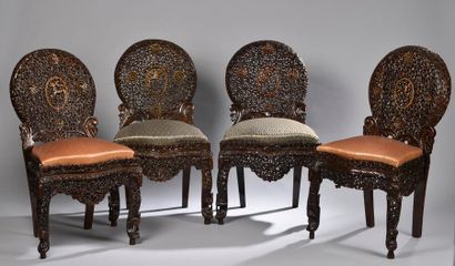 null 
Suite de quatre chaises à dossier médaillon en bois teinté richement sculpté...