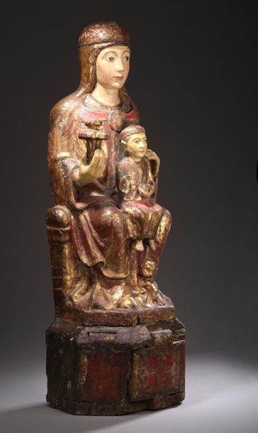 null Vierge à l’Enfant en résineux sculpté, polychromé et doré, le dos creusé et...