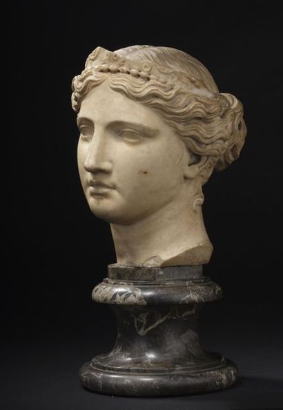 null Tête de femme à l’antique portant un diadème, en marbre sculpté en ronde-bosse....